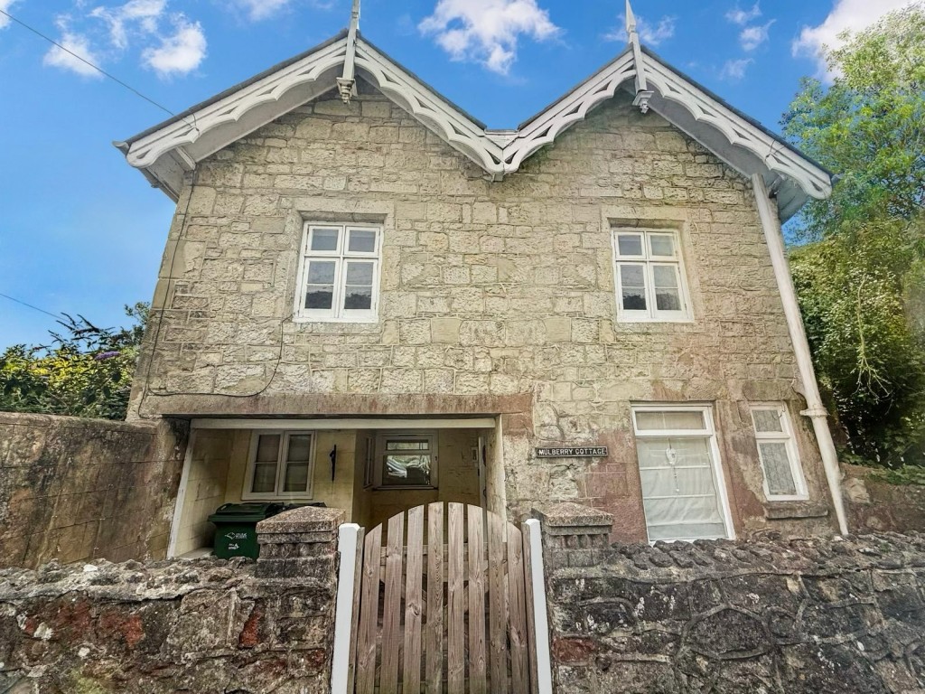 Lot: 159 - THREE-BEDROOM COTTAGE CLOSE TO TOWN CENTRE AND SEAFRONT - Front Elevation From Street Level